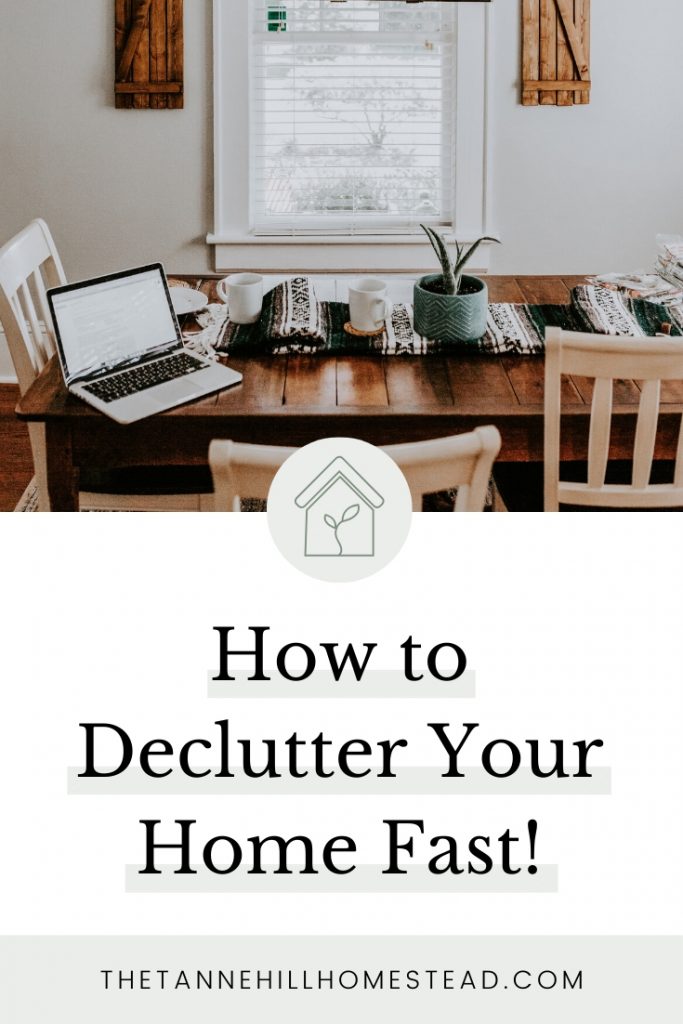 Do your friends and family always show up to your home unannounced or maybe as they head your way? This basically gives you no time to clean or tidy up your home right?? Well no worries friend! I have some tips to share with you that will help you declutter your home FAST!
